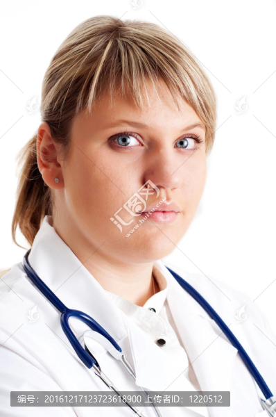 醫(yī)生用聽診器的女人微笑。
