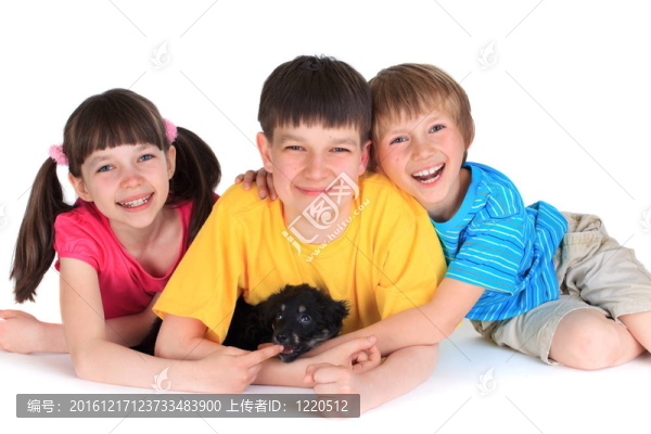 與小狗快樂的兄弟姐妹