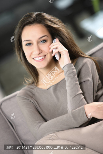年輕漂亮的女人在家里打電話