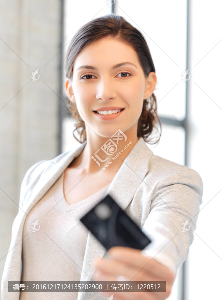 有信用卡的快樂女人