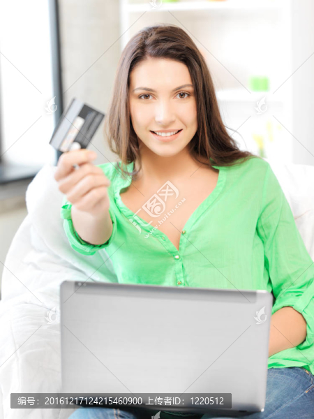 快樂的女人與筆記本電腦和信用卡