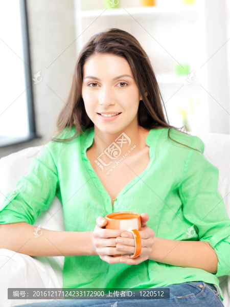 可愛的女人與馬克杯