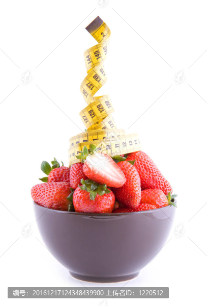 灰色碗中的草莓