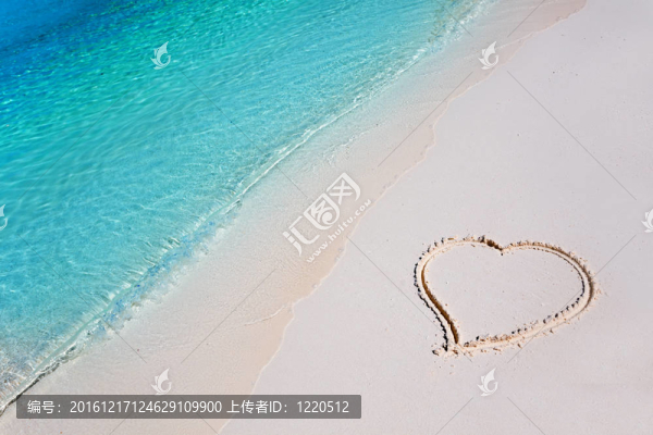心在沙灘上的沙灘在熱帶天堂