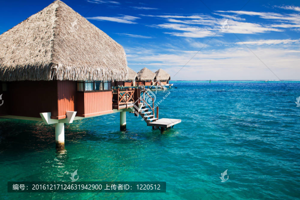 在清澈的海水進(jìn)入平房