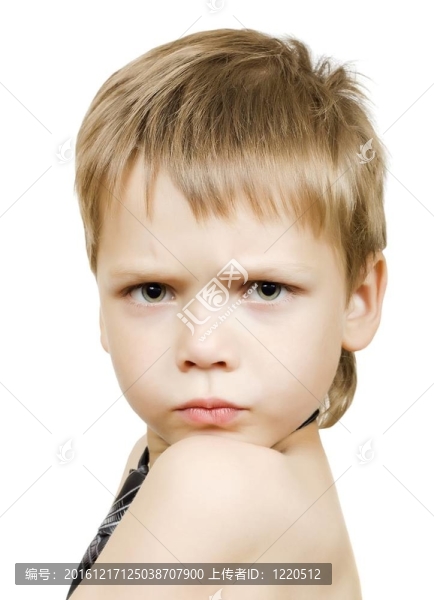 表情不安的可愛男孩