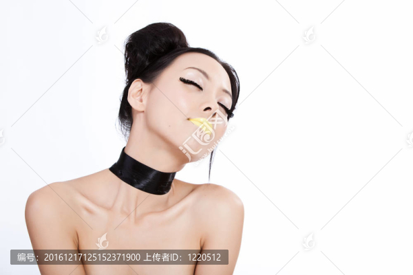 年輕的亞洲女性與豐富多彩的化妝