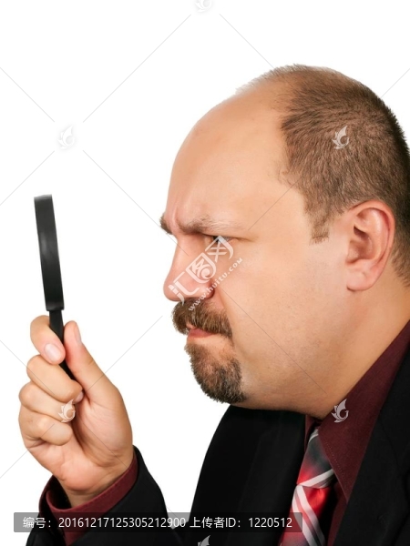 帶放大鏡的人