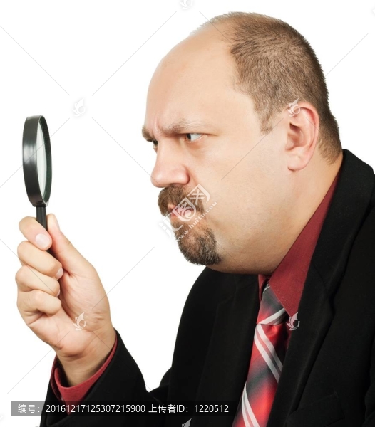 帶放大鏡的人