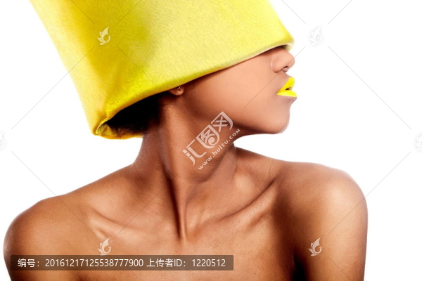 高級(jí)時(shí)裝look.glamour時(shí)尚漂亮的黑人女黃色鮮艷的嘴唇與黃頭白色隔離材料