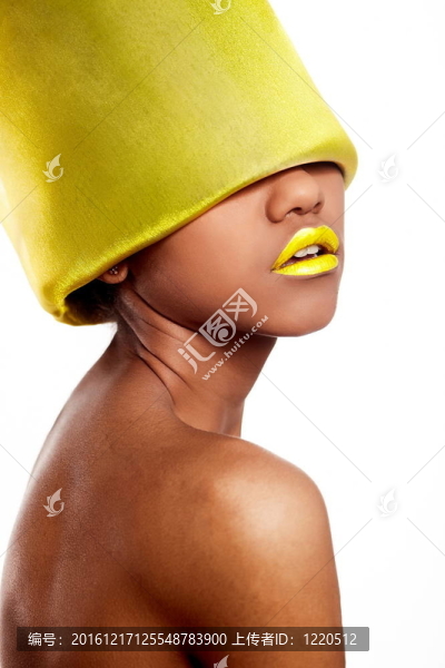 高級(jí)時(shí)裝look.glamour時(shí)尚漂亮的黑人女黃色鮮艷的嘴唇與黃頭白色隔離材料