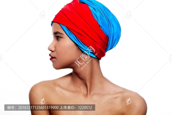 高級(jí)時(shí)裝look.glamour時(shí)尚漂亮的黑人婦女用紅色鮮艷的嘴唇和頭上的紅色和藍(lán)色的彩色圍巾白色隔
