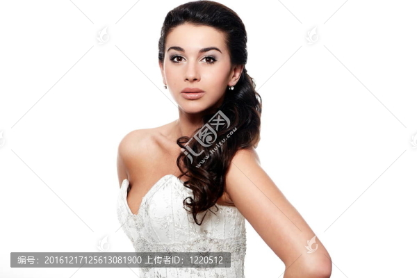 快樂性感美麗的新娘的黑發(fā)女孩在白色的婚紗和長而卷曲的發(fā)型和化妝孤立在白色明亮