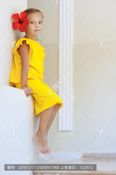 穿黃色連衣裙的小女孩