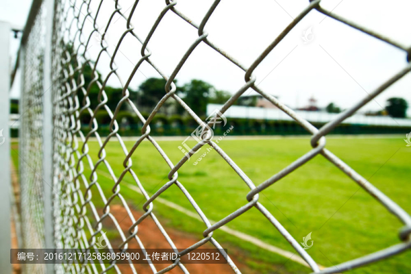 鐵絲網(wǎng)和足球場(chǎng)