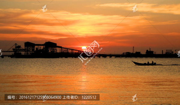 煉油廠管道日落