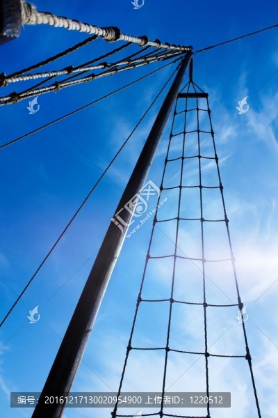 海盜船船用繩梯。梯子上的桅桿。