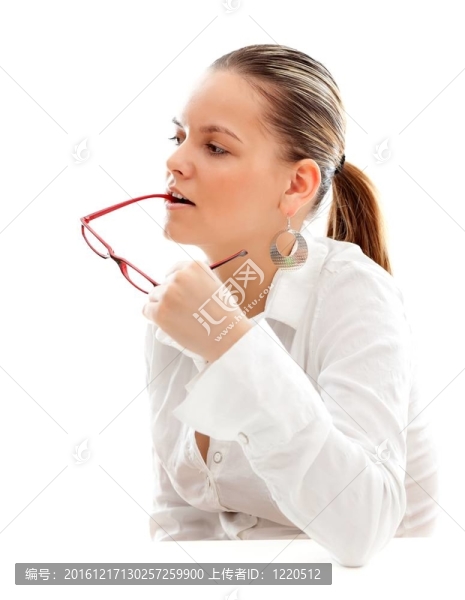 穿白色衣服的女人