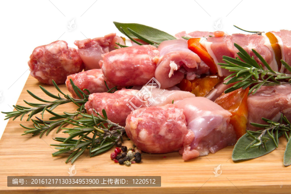 肉和辣椒在一個木制的菜板串