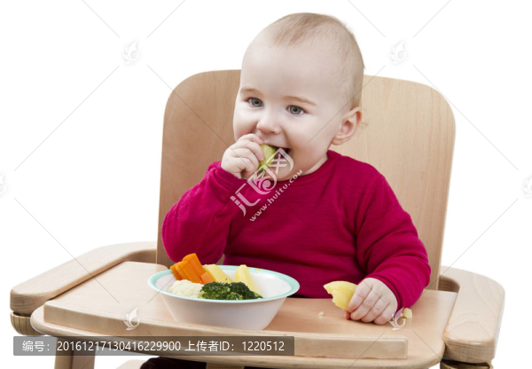 小孩在高椅上吃飯