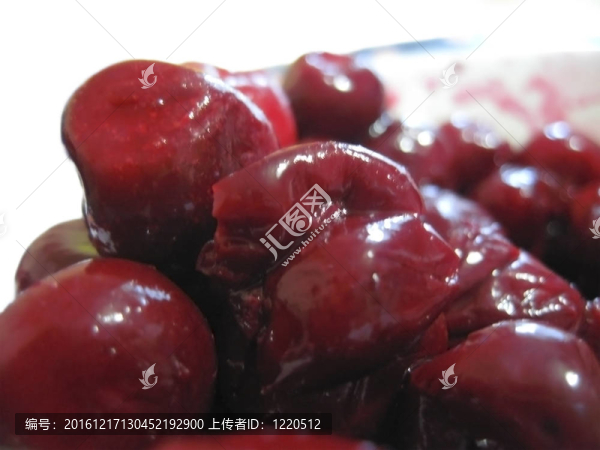 有藍(lán)色鑲邊的白色板上的紅櫻桃