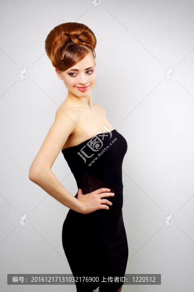 美麗的女孩與復(fù)古發(fā)型灰色