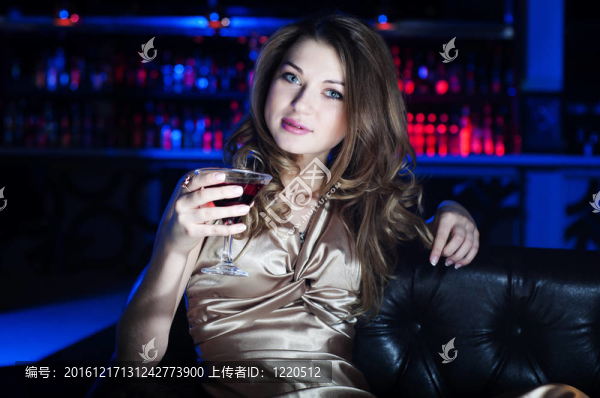 年輕漂亮女人的畫(huà)像，在酒吧休息