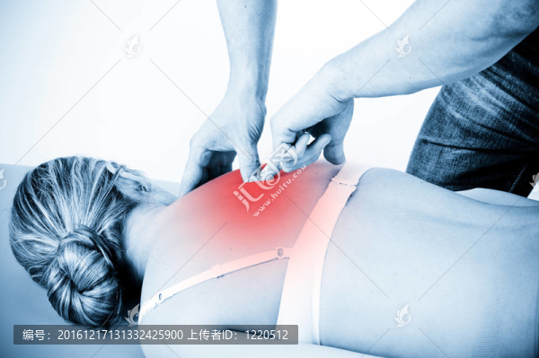 按摩師按摩。女性接受專業(yè)按摩。疼痛的概念。