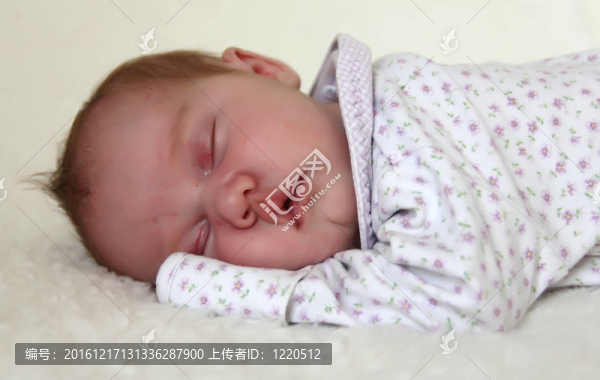 每月嬰兒睡在白色毛毯