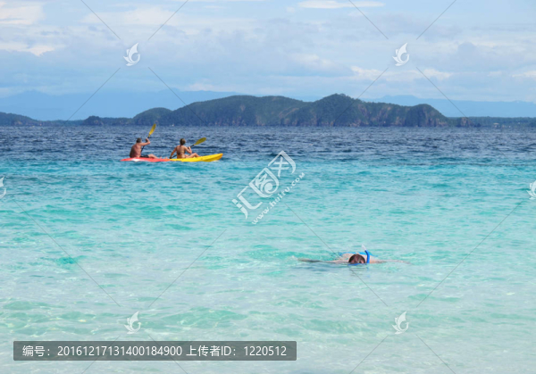 獨木舟在海上浮潛