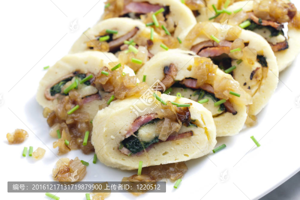 從土豆面團(tuán)滾入菠菜和培根