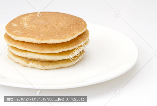 四塊煎餅在白盤子上