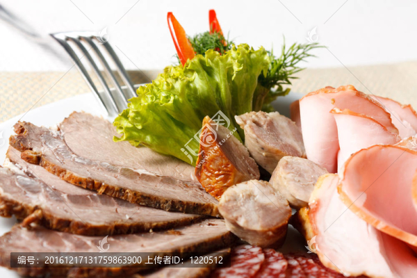 肉切了嗎？在盤子上？