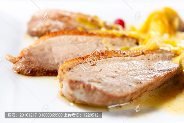 鴨胸肉烤蘋果和酸果蔓的果實(shí)