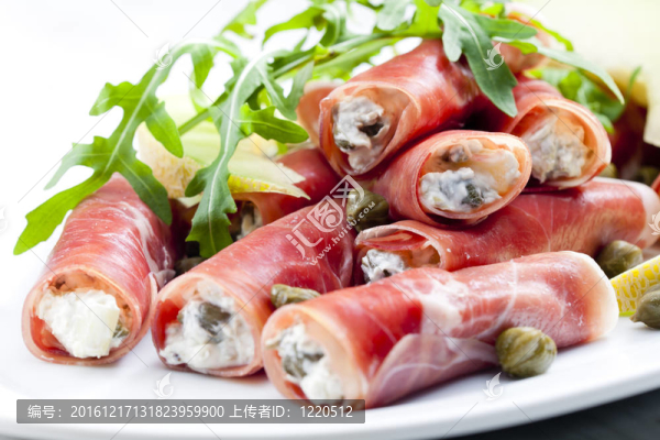 帕爾瑪火腿卷充滿奶油奶酪；Galia,melon和刺山柑