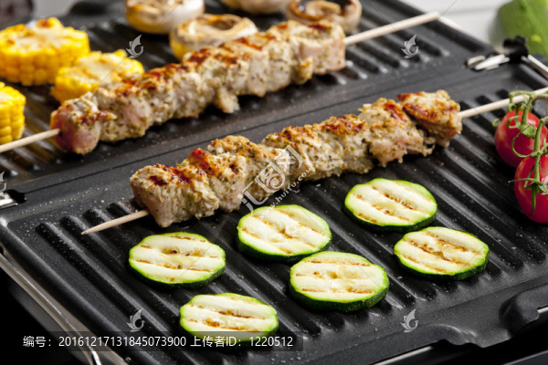 肉串和蔬菜對(duì)電烤爐