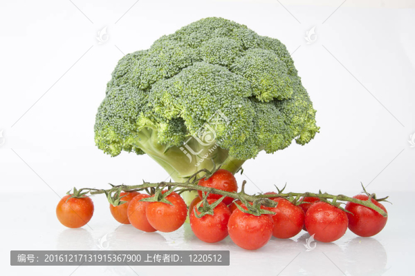 新鮮生椰菜和櫻桃番茄