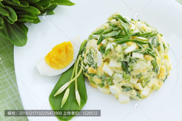 與拉面和雞蛋沙拉