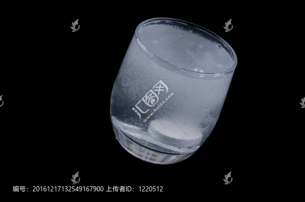 白色的藥片下落的水