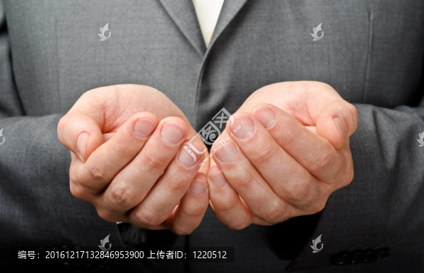 張開雙手