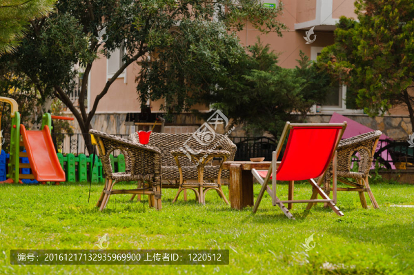 在綠色的草坪花園放松家具集團