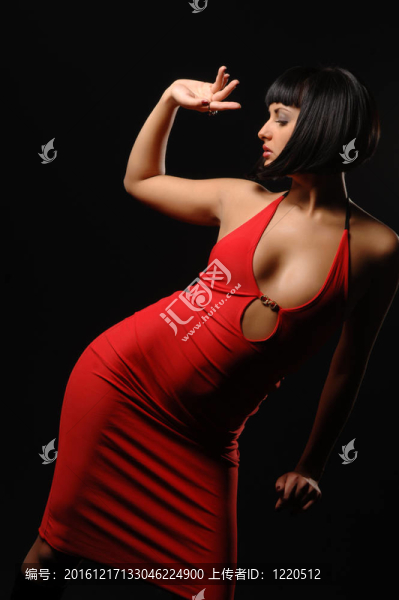 穿紅衣服的女孩