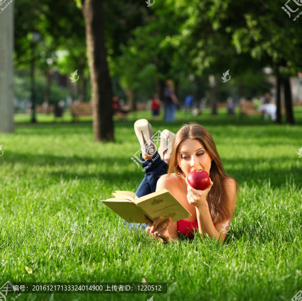 公園里的女人與書