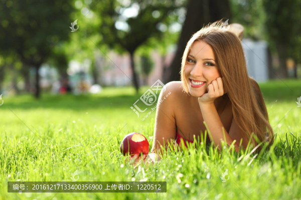 公園里的女人與書