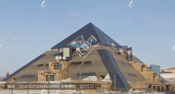 喀山2月21日；2012?，F(xiàn)代的金字塔在喀山市中心娛樂活動(dòng)的舞臺(tái)；韃靼斯坦共和國(guó)；俄羅斯2月21日。
