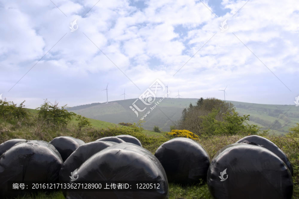 風(fēng)車和塑料glenough郡愛爾蘭郁郁蔥蔥的愛爾蘭鄉(xiāng)村景觀包裹包在前景