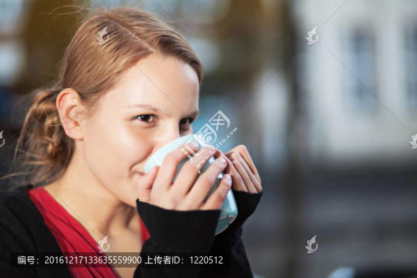 年輕漂亮的女人，一杯chocomilk