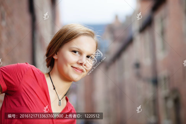 穿著紅色連衣裙的漂亮金發(fā)女人