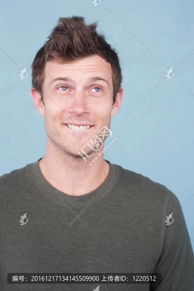 一個英俊年輕男子仰視的畫像
