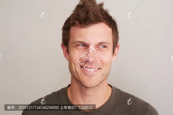 一個(gè)背景上孤立的英俊年輕人的肖像